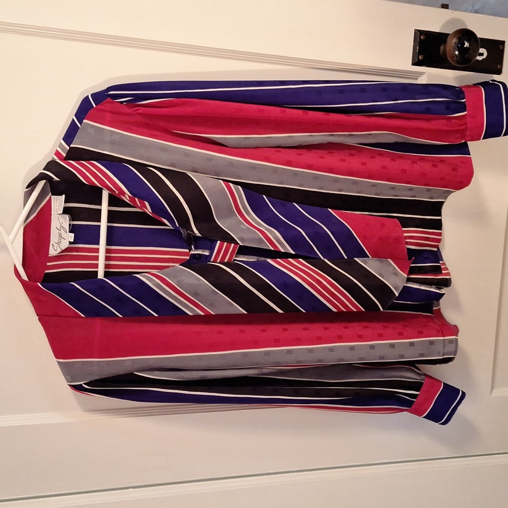 Shapely blouse 1980's. 100% polyester. Perfect, lightweight office wear